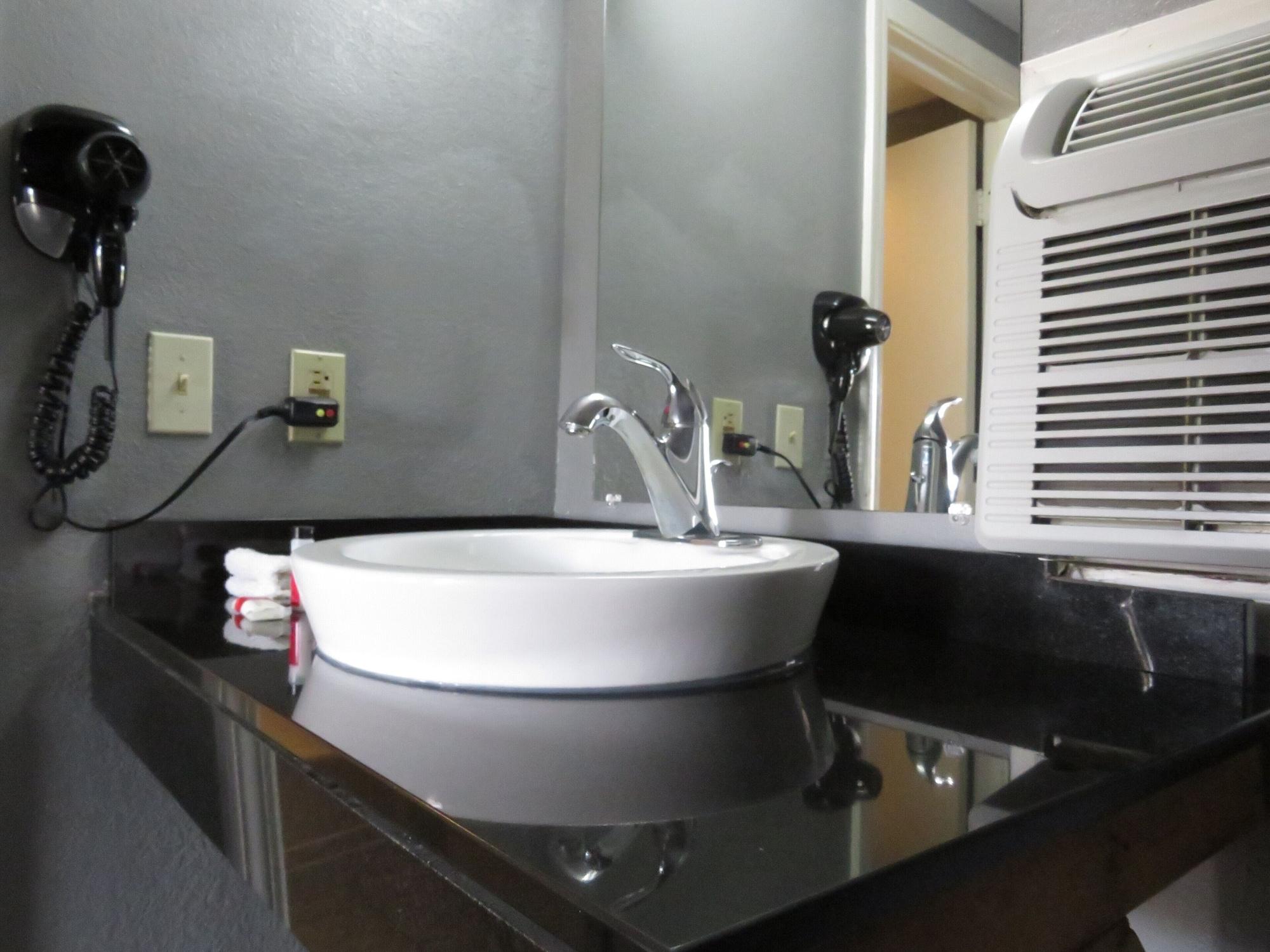 ทราเวลลอดจ์ บาย วินด์แฮม วอลเตอร์โบโร Hotel วอเทอร์โบโร ภายนอก รูปภาพ